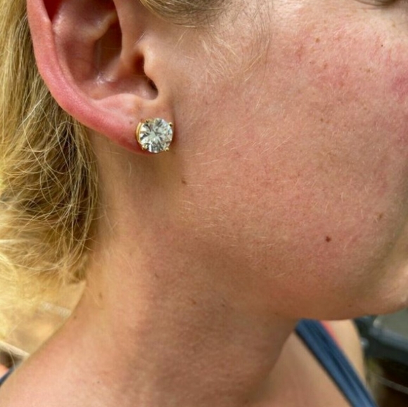 8 CT. TW. 4ct each ear. Moissanite. Will test diamond. Screw backs. Used.